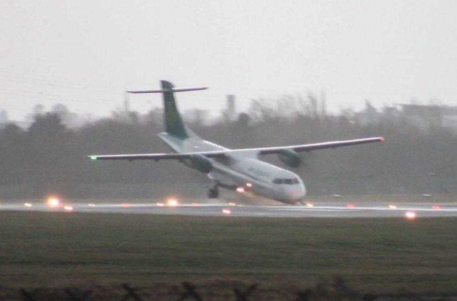 Aer Lingus Regional ATR 72-600 nose gear collapses on landing.