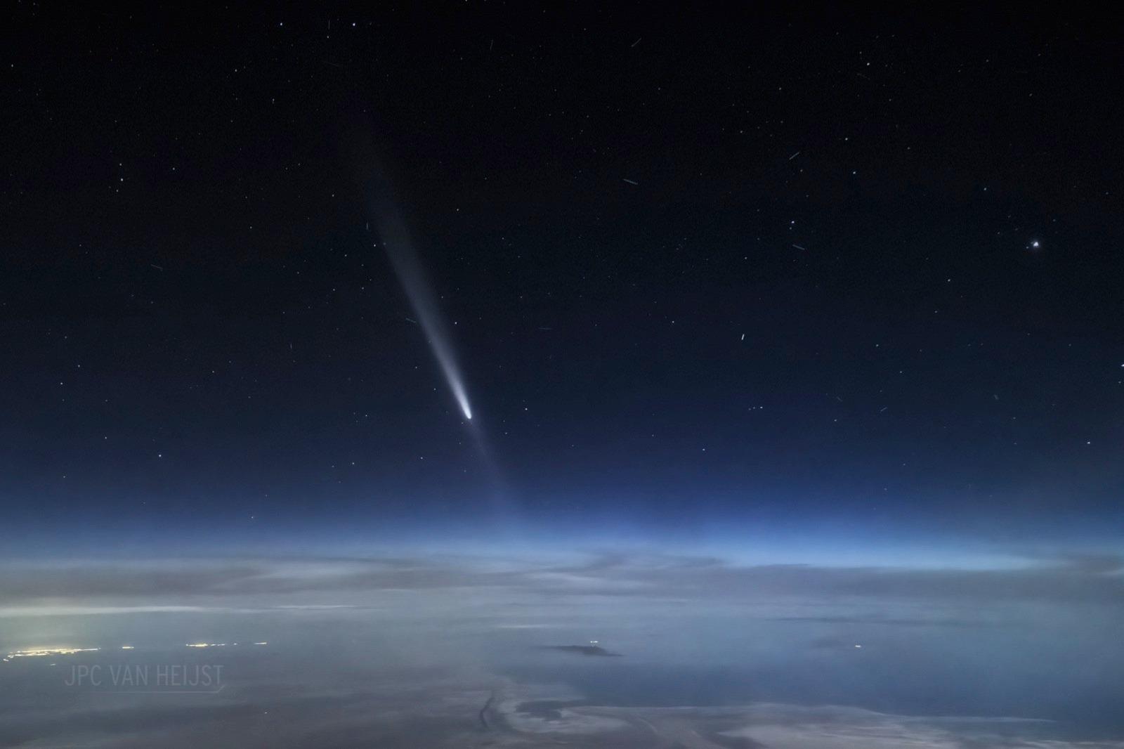 Incredible Comet Pictures From a Boeing 747